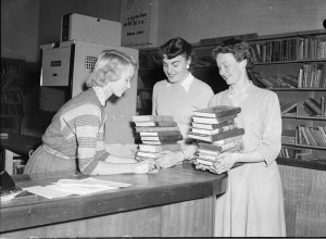 Boklånare 1957. Foto från Flickr: Civic library, Newcastle, 18/9/1957, Hood collection